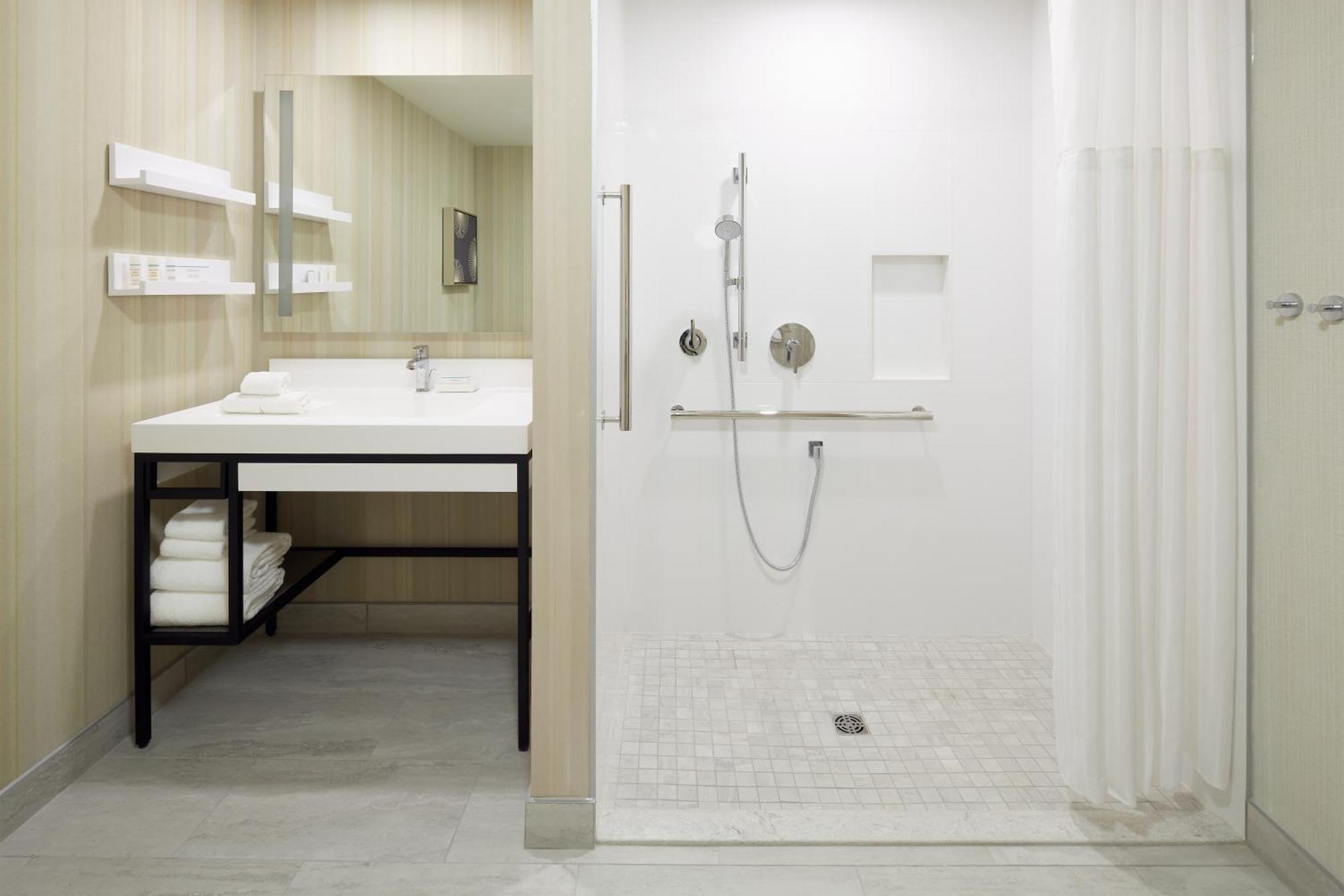 Hilton Garden Midtown, Quebec, Canada 4*