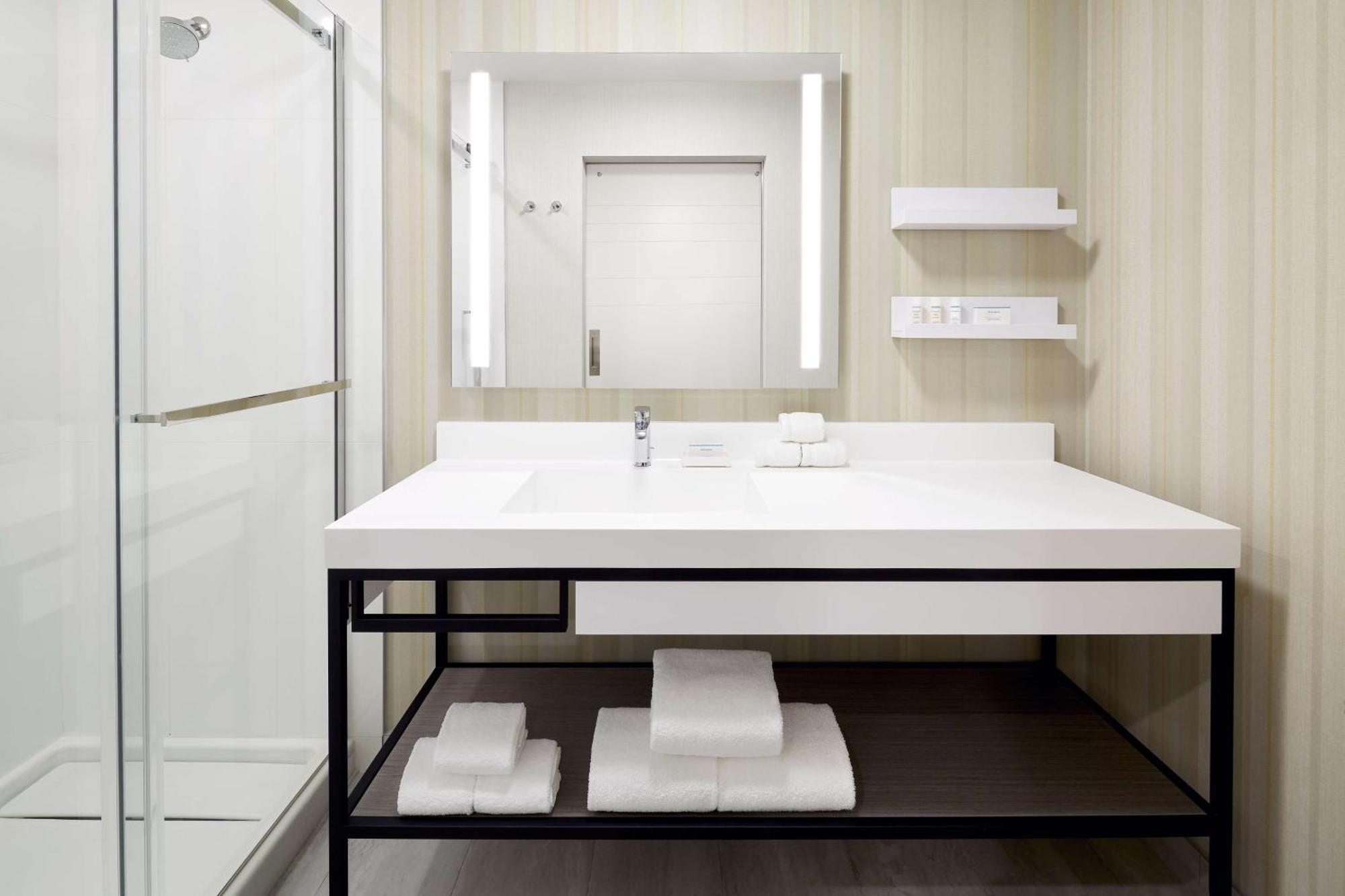 Hotel Hilton Garden Midtown, Quebec, Canada 4*